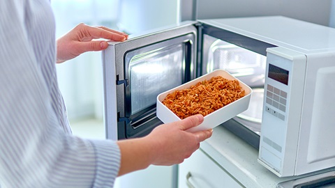 Algunos envases desprenden sustancias químicas en el alimento cuando se usan en el microondas
